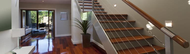 escalier bois vernis
