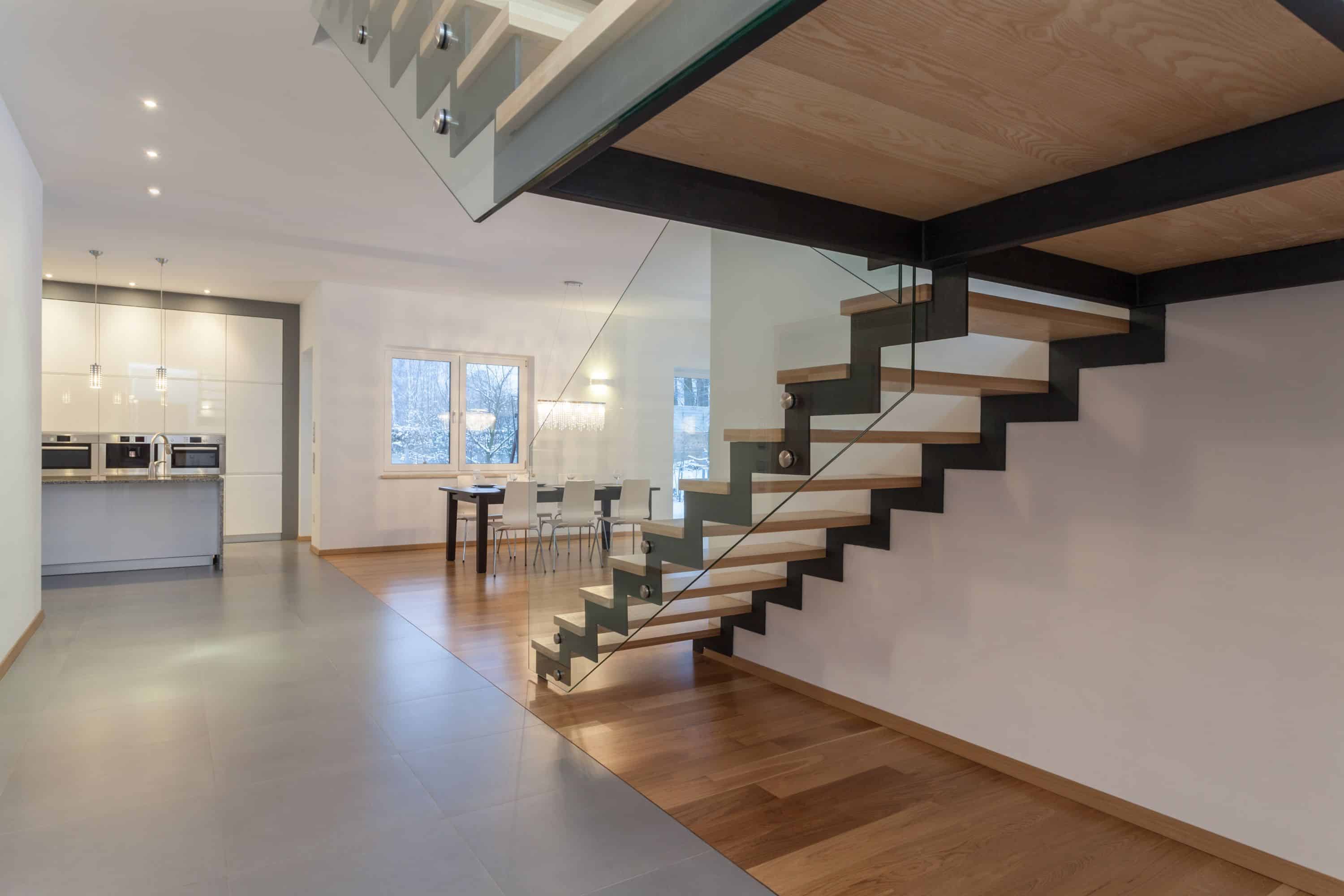 escalier moderne balustrade verre